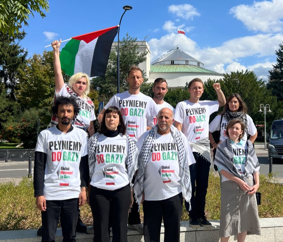 Polska ekipa Global Movement to Gaza w koszulkach „Płyniemy do Gazy” przed Sejmem