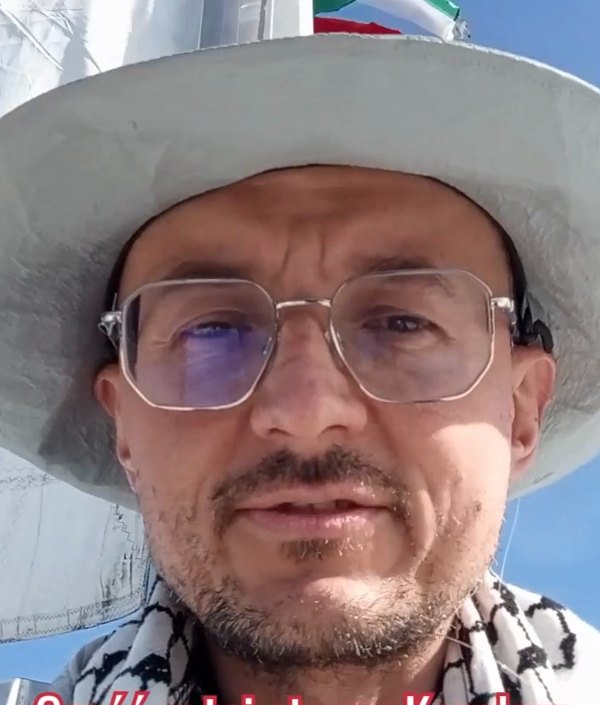 Łukasz Kozak na pokladzie — kadr z nagrania „w drodze do Palestyny”